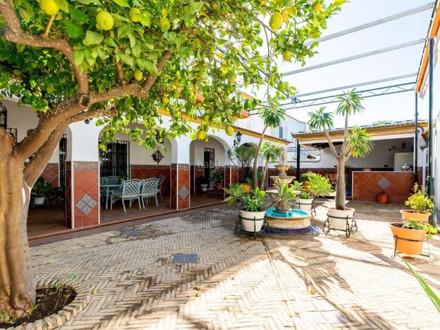 Chalet en venta en Sanlúcar la Mayor. Espectacular chalet de lujo con piscina climatizada cubierta y suite en planta baja. Chalets Sanlúcar la.