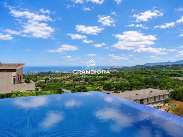Chalet en venta en Sant Vicenç de Montalt, El Balís Can Calella. Villa contemporánea con piscina infinita y vistas al mar en Sant Vicenç de Montalt. Chalets Sant Vicenç de.