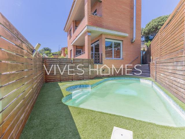 Chalet en venta en Sant Vicenç de Montalt, Sant Vicenç Centre. Casa adosada esquinera en venta en Sant Vicenç de Montalt. Chalets Sant Vicenç de.