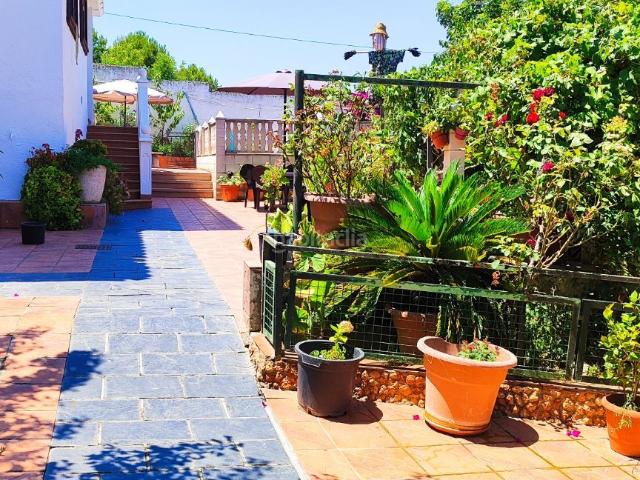 Chalet en venta en Sant Boi de Llobregat, Marianao. Espectacular casa independiente de 200 m² con piscina, gran parcela a 10 m de Barcelona. Chalets Sant Boi de.