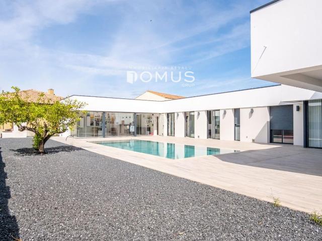 Chalet en venta en Sant Climent Sescebes. Exclusiva propiedad con máximo confort y vida interiorexterior. Chalets Sant Climent.
