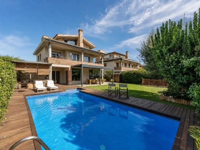 Chalet en venta en Sant Cugat del Vallès, Mira sol. Elegante chalet familiar con jardín y piscina privada en Sant Cugat del Vallès. Chalets Sant Cugat del.