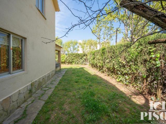 Chalet en venta en Sant Cugat del Vallès, Mira sol. La inmobiliaria 101 pisos presenta en exclusiva esta casa en zona mas gener de mirasol. Chalets Sant Cugat del.