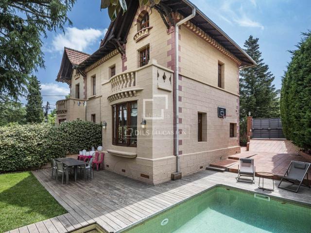 Chalet en venta en Sant Cugat del Vallès, Eixample. Casa pareada catalogada totalmente reformada con 4 dormitorios y piscina privada en Eixample, Sant Cugat. Chalets Sant Cugat del.