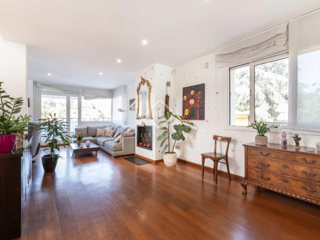 Chalet en venta en Sant Cugat del Vallès, Golf Can Trabal. Casa en excelentes condiciones de 6 dormitorios en venta en Sant Cugat. Chalets Sant Cugat del.