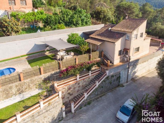 Chalet en venta en Sant Cugat del Vallès, La Floresta. Chalet independiente con piscina y placas solares en La Floresta. Chalets Sant Cugat del.