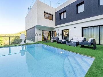 Chalet en venta en Barcelona, Vallvidrera Tibidabo Les Planes. Casa de lujo en venta con piscina climatizada y vistas a la montaña, Sant Cugat del Vallès. Chalets.