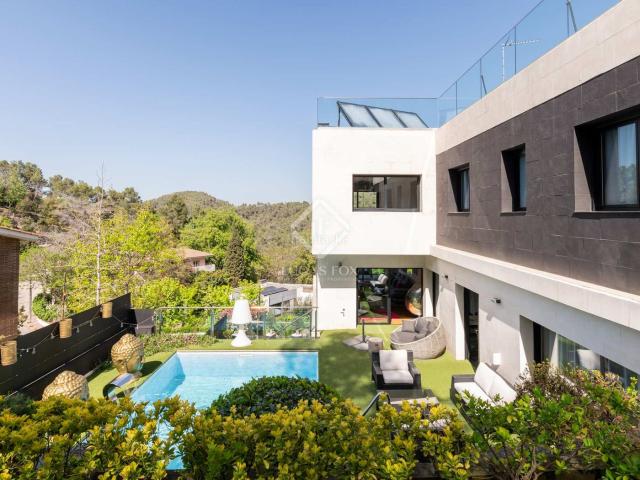 Chalet en venta en Sant Cugat del Vallès, Les Planes. Villa de lujo completamente amueblada con 6 dormitorios sobre una parcela de 1000 m en venta en Can Cortes, Sant Cugat del Vallés. Chalets Sant.