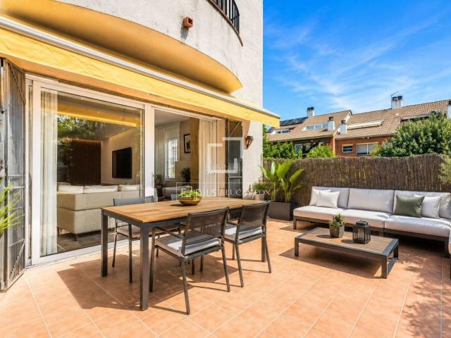 Chalet en venta en Sant Cugat del Vallès, Sant Domènec. Casa adosada de 190 m, con 4 dormitorios, 3 baños y jardín de 30 m en venta en Sant Cugat del Vallès, Barcelona. Chalets Sant Cugat del.