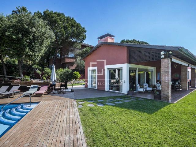 Chalet en venta en Sant Cugat del Vallès, Valldoreix. Casa villa en excelentes condiciones de 5 dormitorios, jardín y piscina en venta en Valldoreix. Chalets Sant Cugat del.