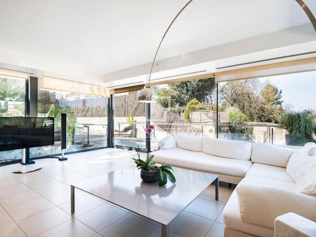 Chalet en venta en Sant Cugat del Vallès, Valldoreix. Casa en excelentes condiciones de 6 dormitorios en venta en Valldoreix. Chalets Sant Cugat del.