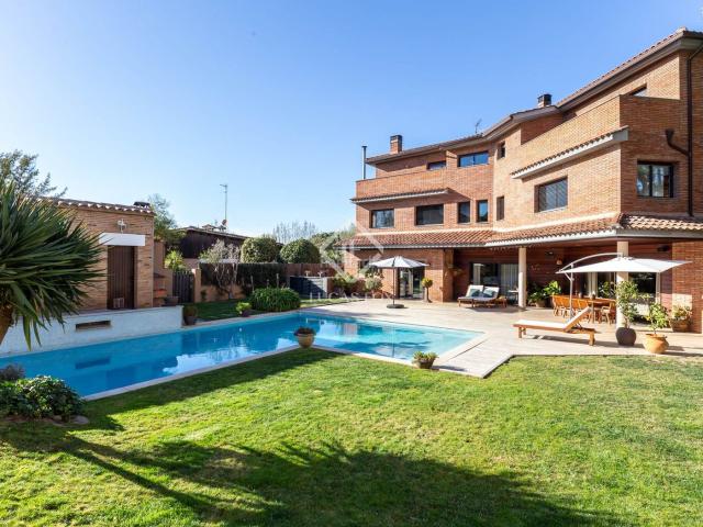 Chalet en venta en Sant Cugat del Vallès, Valldoreix. Casa en excelentes condiciones de 7 dormitorios con jardín y piscina en venta en Valldoreix, Sant Cugat. Chalets Sant Cugat del.