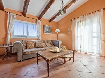Chalet en venta en Sant Cugat del Vallès, Valldoreix. Casa amb piscina en gran parcel·la cantonera a la millor zona de Valldoreix. Chalets Sant Cugat del.