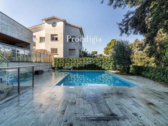 Chalet en venta en Sant Cugat del Vallès, Valldoreix. Espectaular villa cerca de la estación de Valldoreix. Chalets Sant Cugat del.