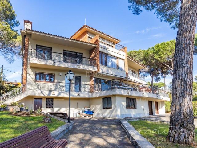 Casa en venta en Sant Cugat del Vallès, Valldoreix. Práctica y cómoda vivienda reformada con piscina y jardín en Valldoreix Sant Cugat. Casas Sant Cugat del.