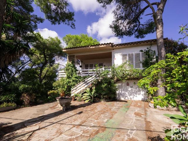 Chalet en venta en Sant Cugat del Vallès, Valldoreix. Vivienda totalmente a reformar cerca FGC Valldoreix. Chalets Sant Cugat del.