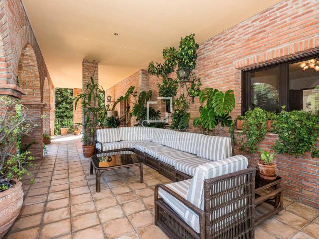 Chalet en venta en Sant Cugat del Vallès, Valldoreix. Villa contemporánea con 5 dormitorios en suite, ascensor, jardín y piscina en venta en Valldoreix, Sant Cugat del Valles, Barcelo. Chalets Sant.