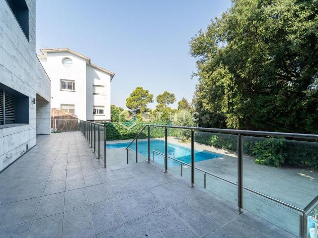 Chalet en venta en Sant Cugat del Vallès, Valldoreix. Villa de lujo con piscina climatizada, vistas 360º y máxima privacidad. Chalets Sant Cugat del.