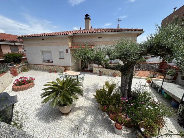 Chalet en venta en Sant Esteve Sesrovires. Buenas vistas, piscina y barbacoa. Chalets Sant Esteve.