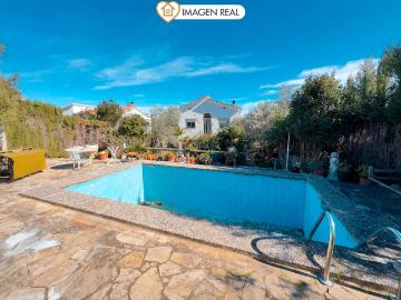 Chalet en venta en Sant Esteve Sesrovires. Gran oportunidad: vivienda con dos plantas independientes y jardín. Chalets Sant Esteve.