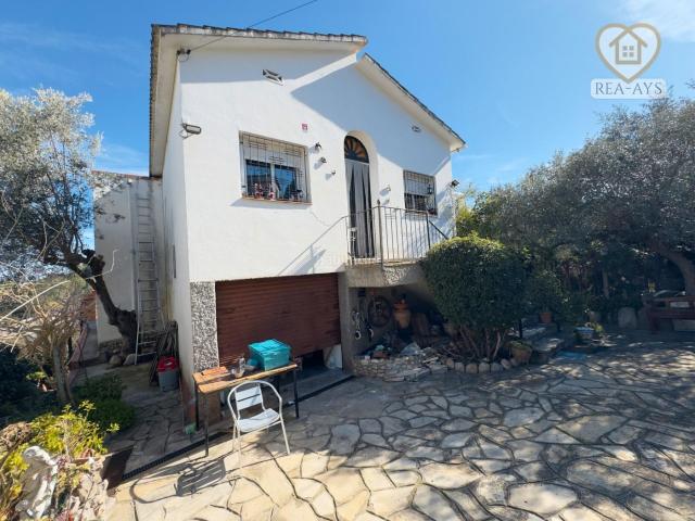Chalet en venta en Sant Esteve Sesrovires. Gran oportunidad: vivienda con dos plantas independientes y jardín. Chalets Sant Esteve.
