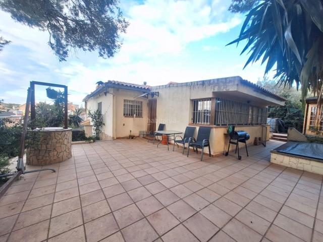 Chalet en venta en Sant Esteve Sesrovires. Opción 2 viviendas. Chalets Sant Esteve.