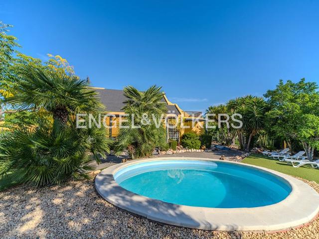 Chalet en venta en Sant Feliu de Buixalleu. Exquisito Chalet Con Vistas a la Montaña en Mutxamel, Costa Blanca. Chalets Sant Feliu de.