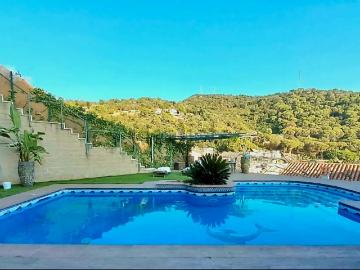 Chalet en venta en Sant Fost de Campsentelles. Casa en pleno corazón de Sant Fost de Campsentelles con piscina y jardín privado. Chalets Sant Fost de.