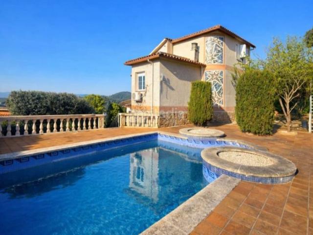 Chalet en venta en Sant Fost de Campsentelles. *Chalet indepe Chalet indiente en Sant Fost de Campsentelles: un oasis para disfrutar en familia*. Chalets Sant Fost de.