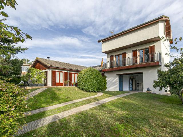Chalet en venta en Sant Fruitós de Bages. Casa en venta en La Pineda de Bages con 6 habitaciones, jardín y garaje, Barcelona. Chalets Sant Fruitós de.