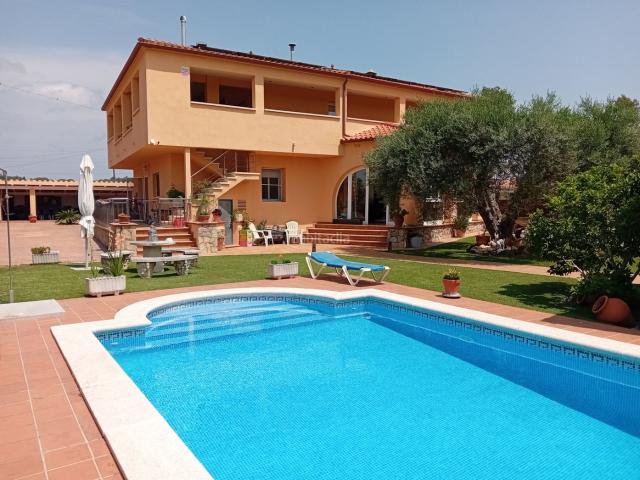 Chalet en venta en Sant Gregori. CASA DE LUXE DE 450M2 AMB PISCINA i A 2MINUTS DE GIRONA CAPITAL. Chalets Sant.