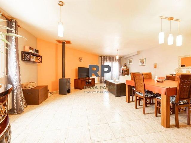 Chalet en venta en calle Del Ter, Sant Hipòlit de Voltregà, de 230 m² 4 habitaciones por 308.000