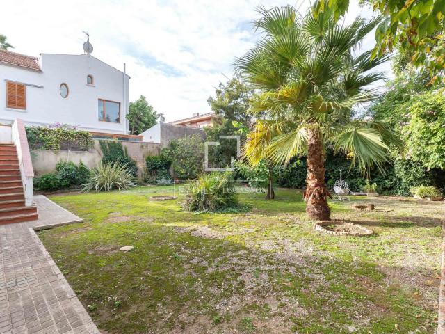 Chalet en venta en Sant Just Desvern, Centre. Casa unifamiliar de 243m, 5 dormitorios, terraza, jardín y garaje en venta en Sant Just Desvern centro, Barcelona. Chalets Sant Just.