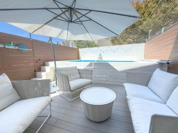 Chalet en venta en Sant Just Desvern, Centre. Exclusiva casa unifamiliar adosada de 224 m, con 4 dormitorios, terrazas de 72 m, piscina y garaje en venta en el centro de Sant J. Chalets Sant Just.