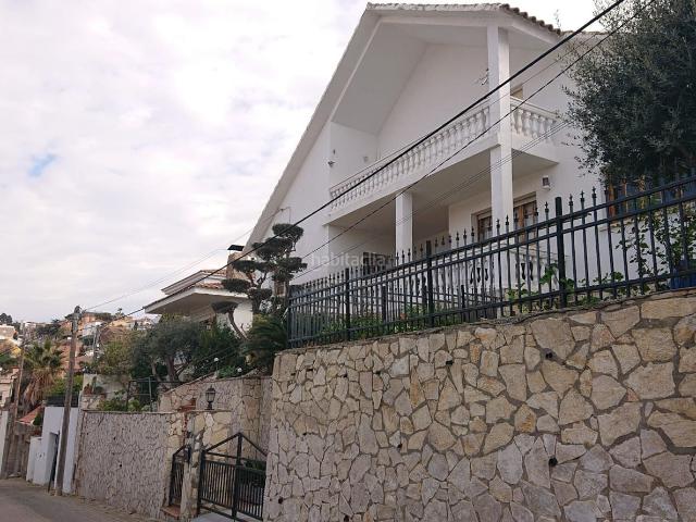 Chalet en venta en Sant Just Desvern, La Miranda Can Candeler. ESPECTACULAR CHALET DE 5 HABITACIONES Y 4 BAÑOS 413 M2. Chalets Sant Just.