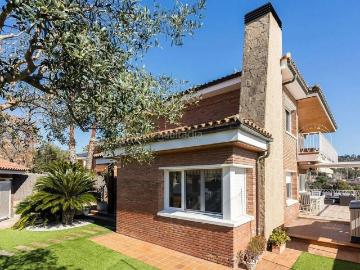 Chalet en venta en Sant Just Desvern, La Plana Bellsoleig. vivienda con PISCINA y VISTAS ABIERTAS en Sant Just Desvern. Chalets Sant Just.