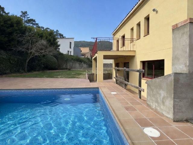 Chalet en venta en Sant Llorenç de la Muga. Casa de 5 habitaciones con piscina, jardín y licencia turística. Chalets Sant Llorenç de la.