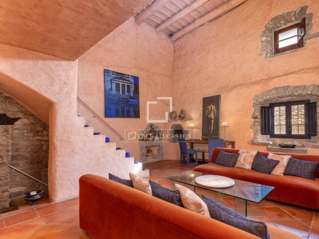 Chalet en venta en Sant Martí Vell. Casa de piedra centenaria junto al parque natural de Les Gavarres, entre Girona y la Costa Brava. Chalets Sant Martí.
