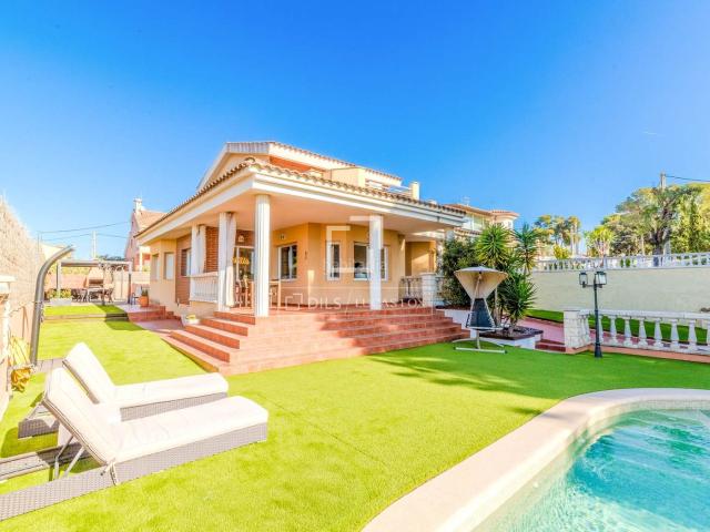 Chalet en venta en Sant Pere de Ribes, Mas d´En Serra Els Cards. Casa villa Excelentes de 4 dormitorios en venta en Els Cards, Barcelona. Chalets Sant Pere de.