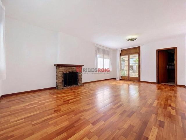 Chalet en venta en Sant Pere de Ribes, Centre. Chalet independiente en pleno centro. Chalets Sant Pere de.