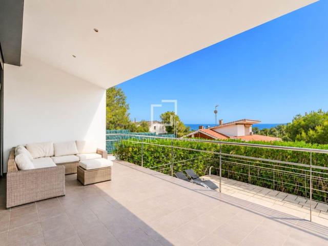 Chalet en venta en Sitges, Vallpineda Santa Bàrbara Costa Dorada. Casa luminosa con amplias vistas y piscina en Vallpineda, cerca de Sitges. Chalets.