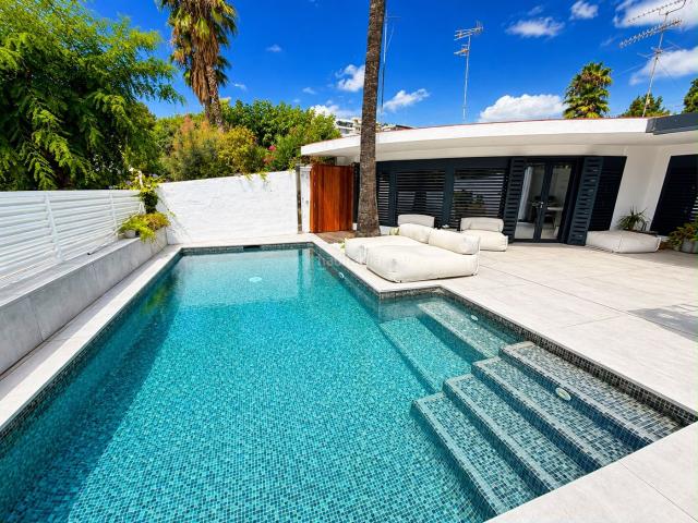 Chalet en venta en Sant Pere de Ribes, Vallpineda Rocamar. Exclusiva vivienda reformada con piscina privada en Vallpineda, Sitges. Chalets Sant Pere de.