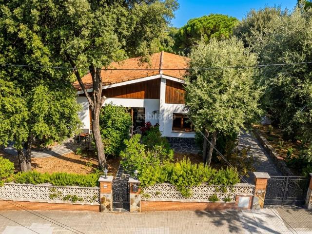 Chalet en venta en Sant Pere de Vilamajor. Casa con parcela plana en Can Vila. Chalets Sant Pere de.