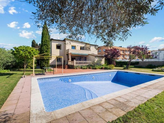 Chalet en venta en Sant Pere Pescador Costa Brava. Gran casa con jardin y piscina privada en en centro de Sant Pere Pescador. Chalets Sant Pere.