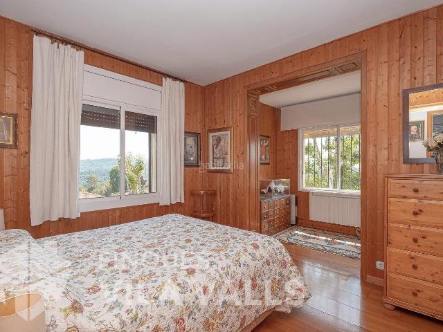 Chalet en venta en Sant Quirze Safaja. Chalet con Vistas a la Montaña y hermoso Jardín. Chalets Sant Quirze.