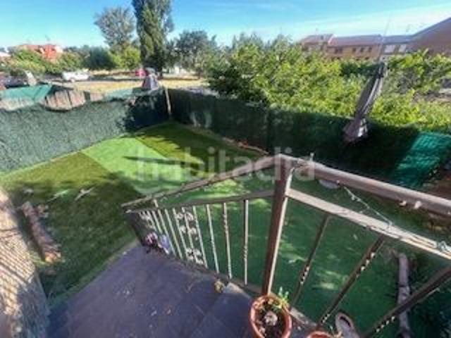 Chalet en venta en Onzonilla. ONZONILLA, DOS PAREADOS DE 4 DORMITORIOS CON JARDIN, CON 7 AÑOS DE ANTIGUEDAD, UNO DE ELLOS A ESTRENAR. Chalets.
