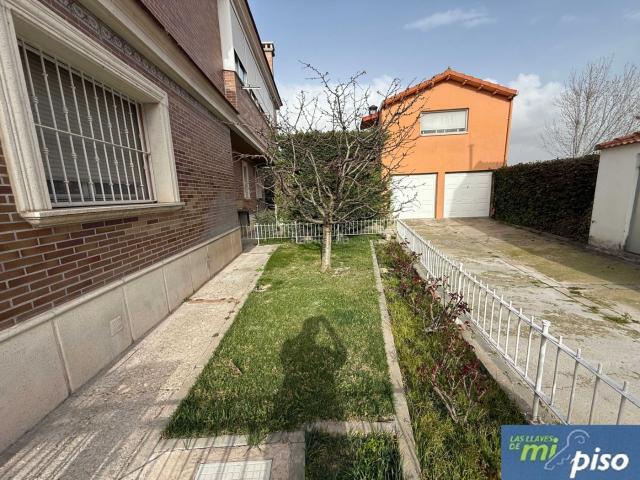 Chalet en venta en Santovenia de Pisuerga. Oportunidad Chalet Independiente en Santovenia de Pisuerga de seis dormitorios, seis baños. Chalets Santovenia de.