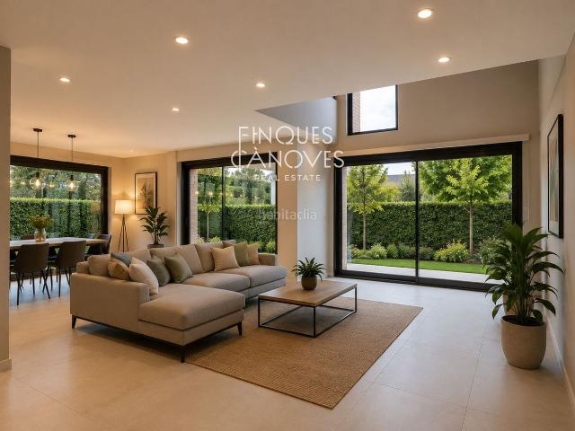 Chalet en venta en Santa Coloma de Farners. Espectacular vivienda de 610 m para finalizar en Sol Saliente Proyecto exclusivo con garaje para 5 coches, domótica y piscina. Chalets Santa Coloma de.