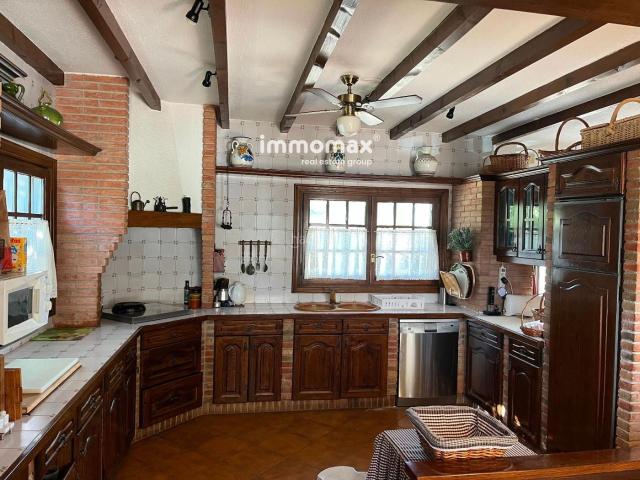 Chalet en venta en Santa Eulàlia de Ronçana. SANTA EULÀLIA DE RONÇANA se vende impresionante chalet con piscina y frontón. Chalets Santa Eulàlia de.