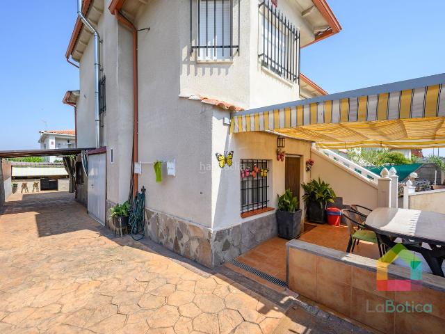 Chalet en venta en Santa Olalla. Chalet independiente con amplias estancias, gran parcela y excelente comunicación con Madrid. Chalets Santa.